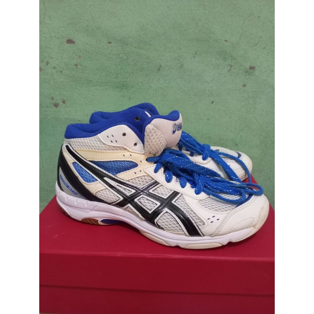 sepatu volly asics second