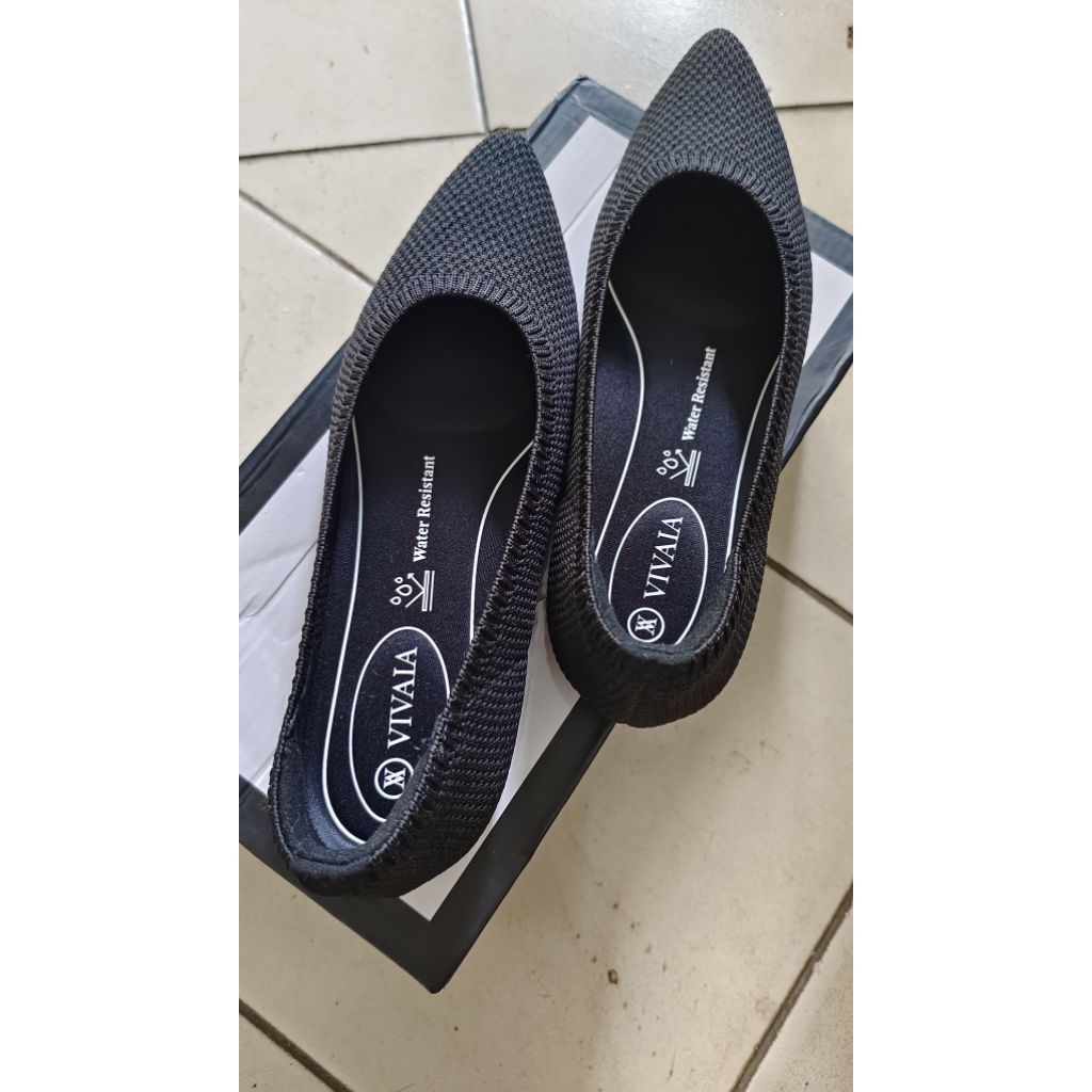flat shoes vivaia warna hitam