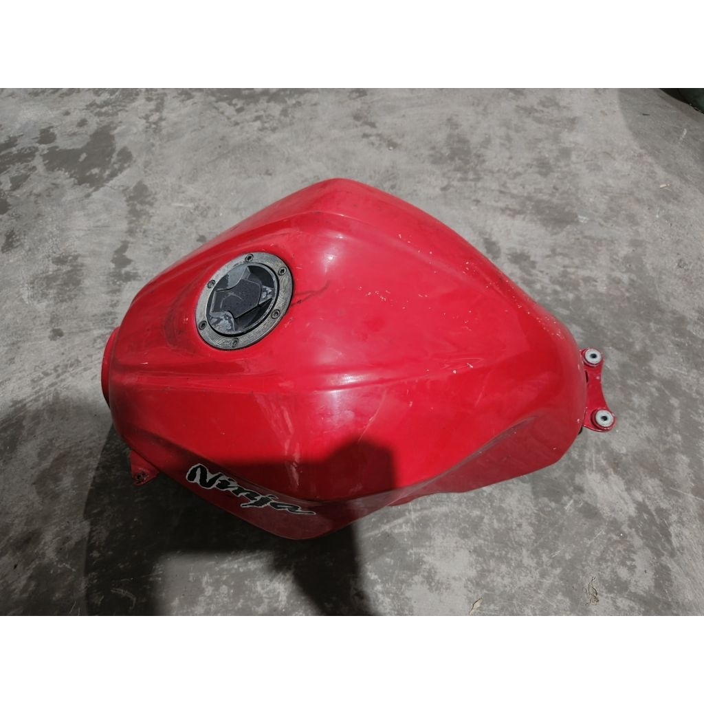 tengki tangki tanki bensin cap tutup bensin tempat bensin warna merah putih hitam hijau krt abu abu 