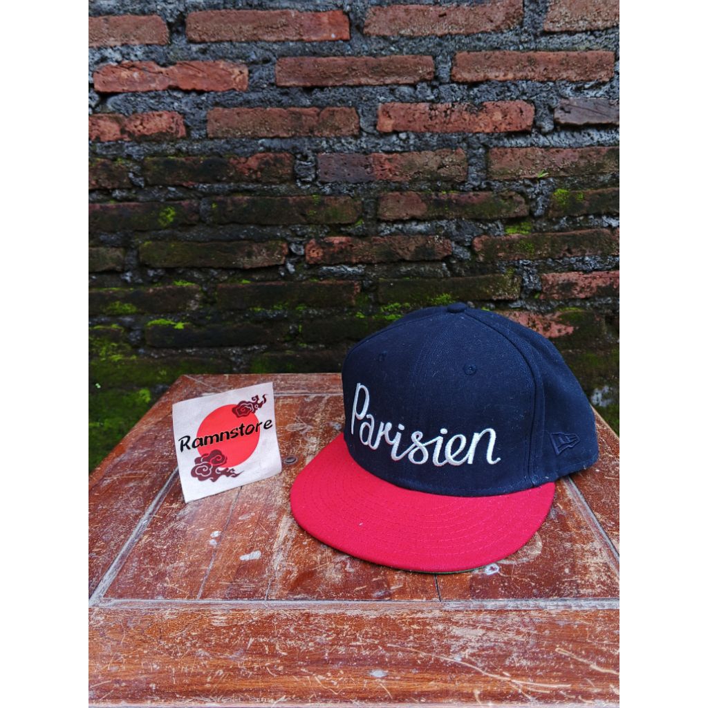 topi new era 7 5/8 x maison kitsune