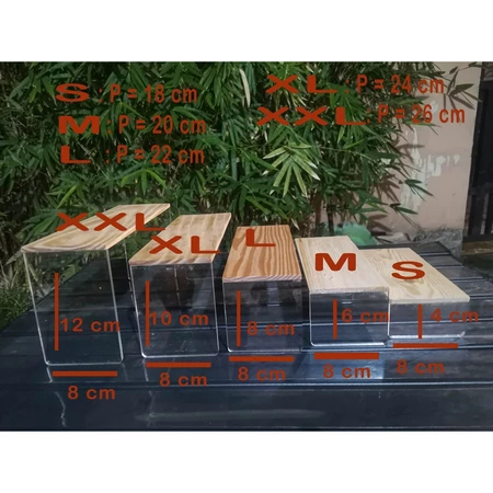 Rak Susun Akrilik & Kayu Jati Belanda Stand Figure Display Produk Bahan Akrilik Tebal 5 mm Kayu Jati