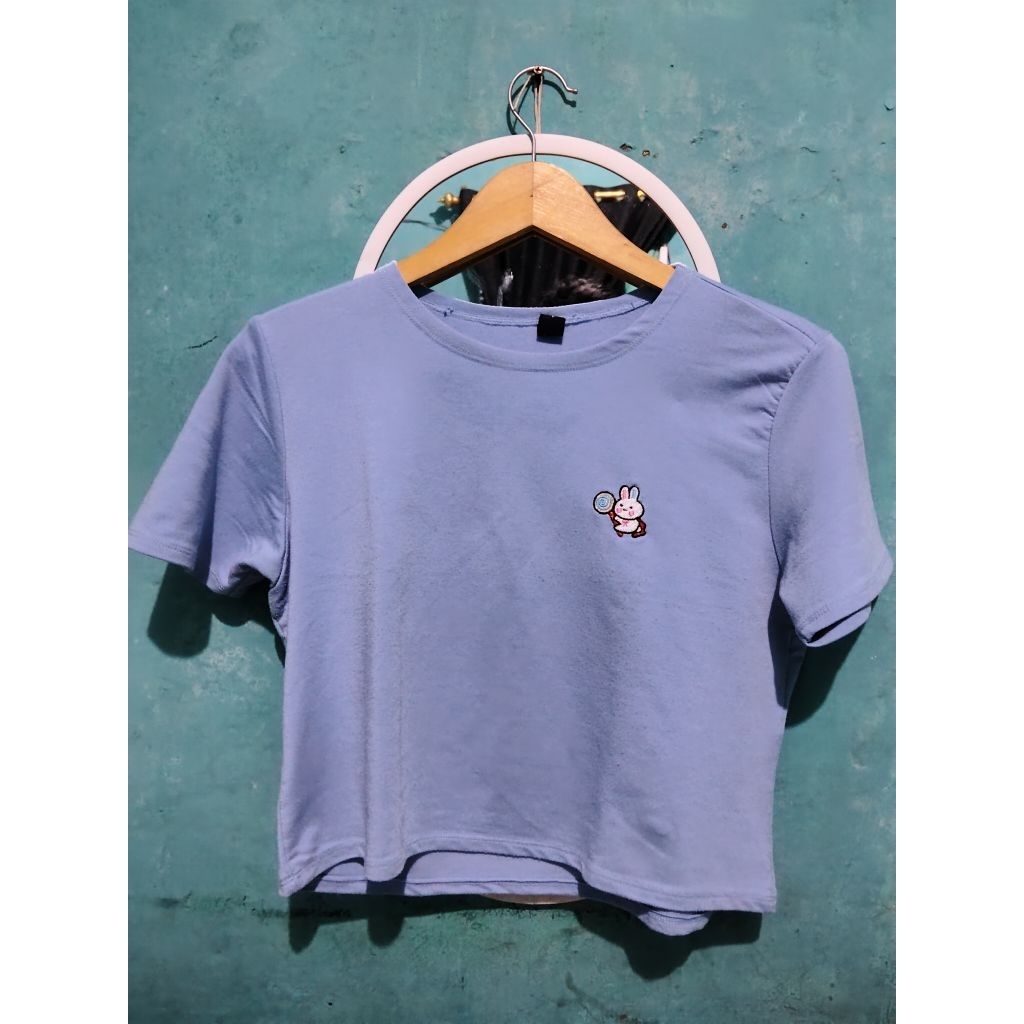 Atasan/kaos crop wanita biru muda