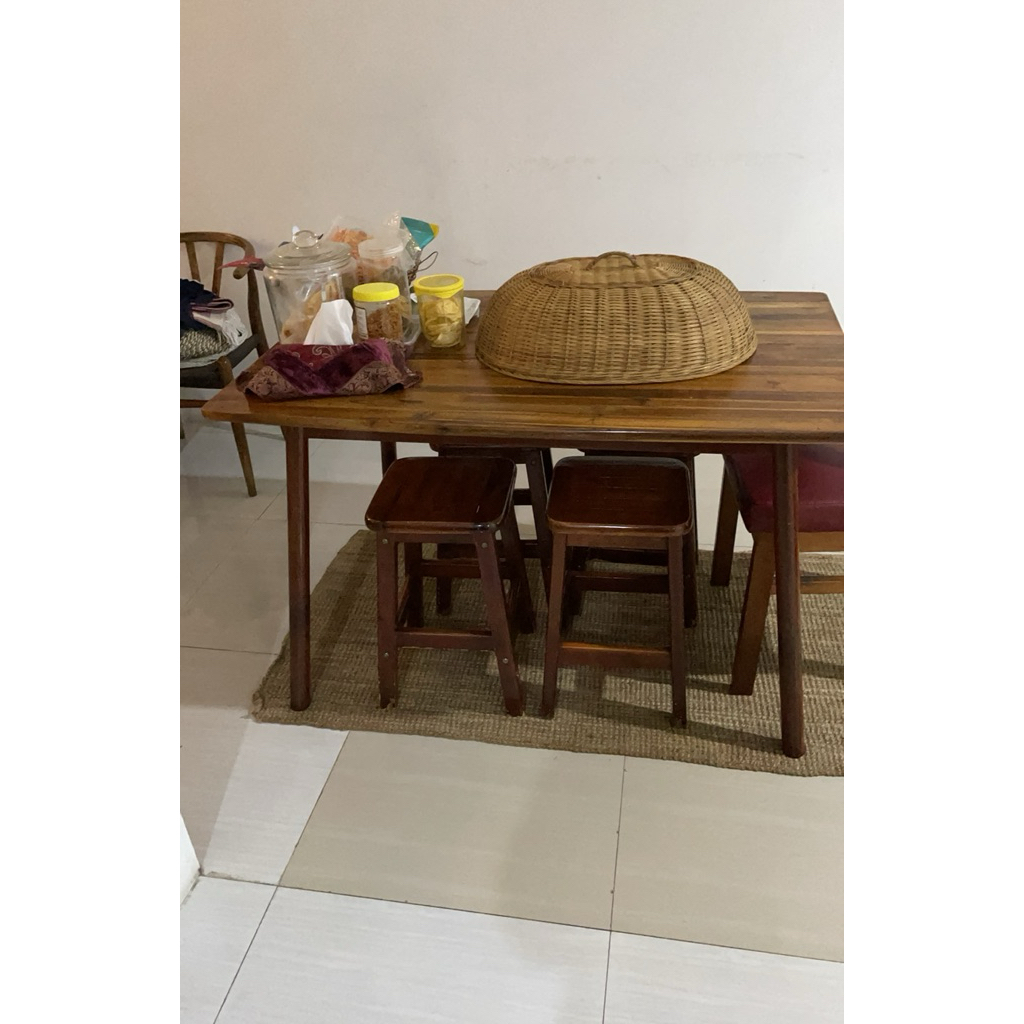 Preloved Set meja makan dengan 4 stool kayu
