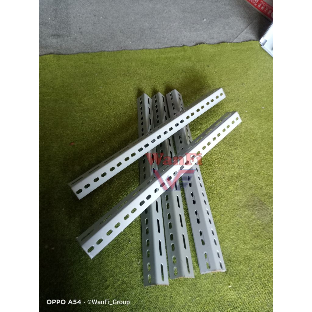 Besi siku lubang 60cm ukuran  4x4 tebal 1,6 mm