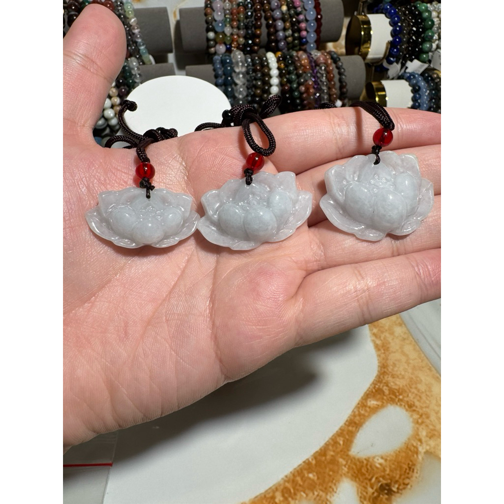 Liontin Giok Putih Lottus