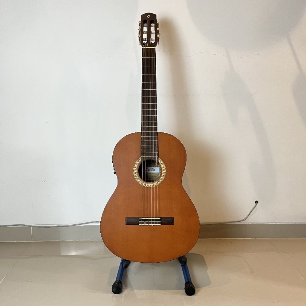 Genta C-200-E Gitar Klasik Elektrik – Spruce Top Nylon D’Addario