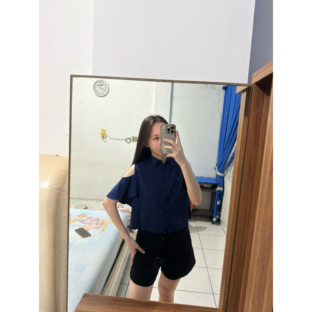 Preloved - Kemeja crop merek Ada Woman