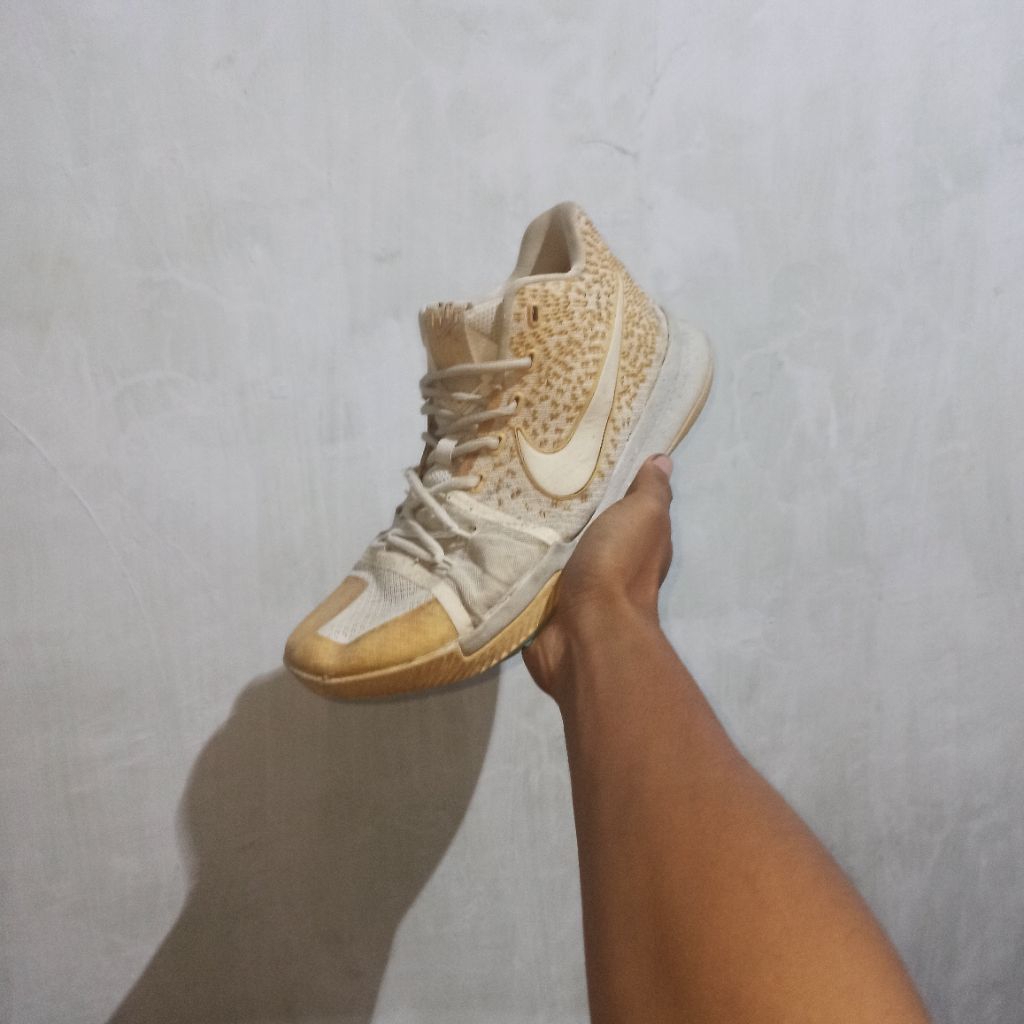 sepatu basket second Kyrie 3 size 44