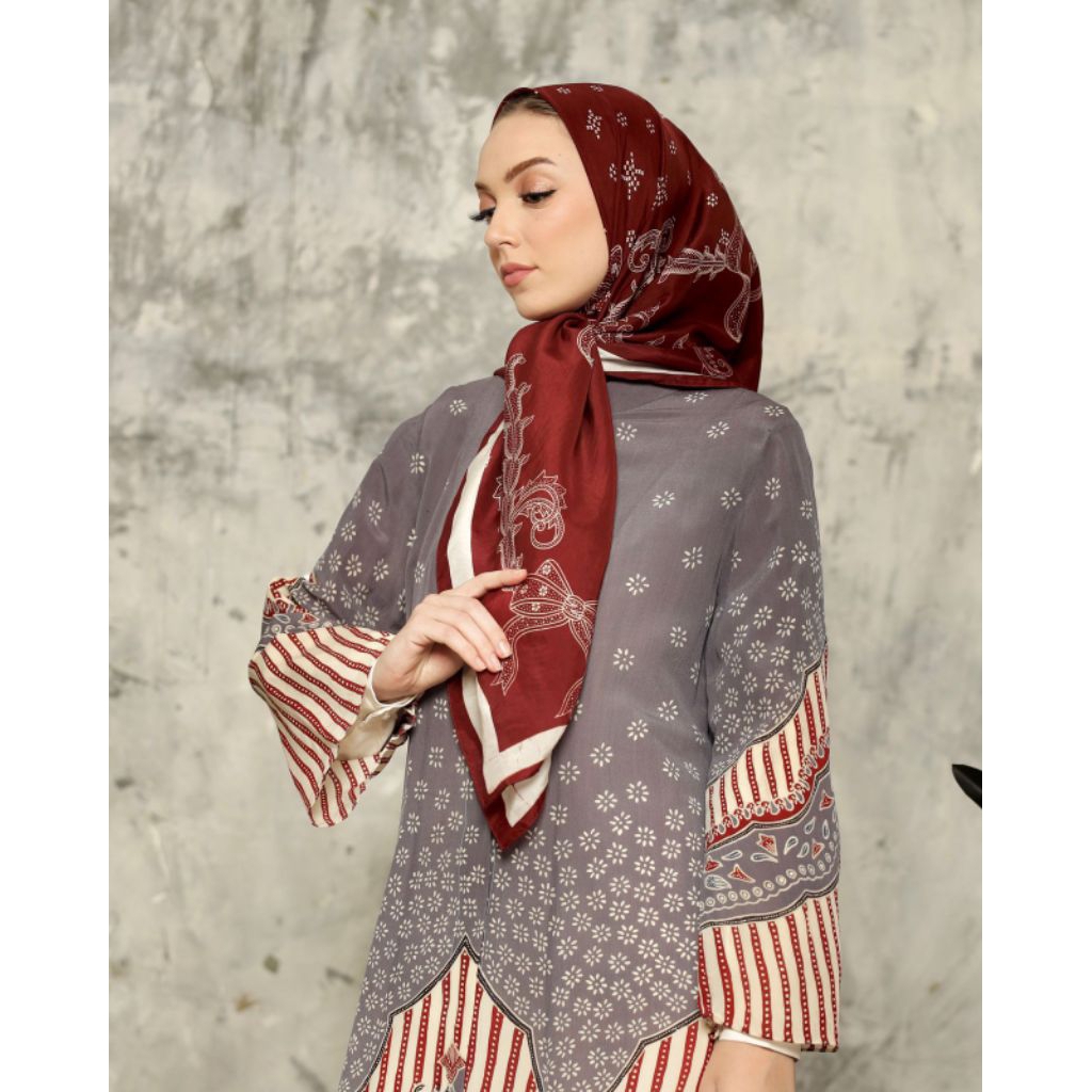 Preloved Scarf Khanaan Maroon dan Monogram Black