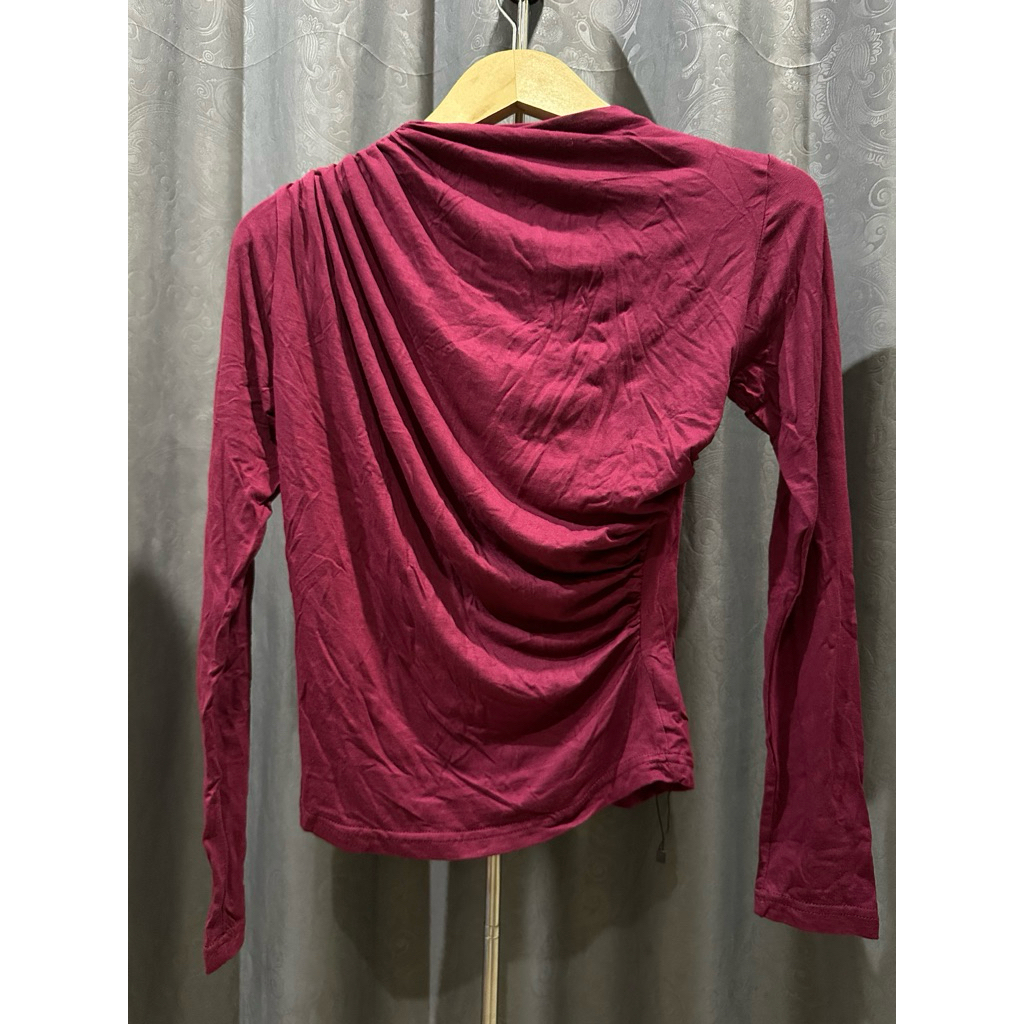 kaos merah maroon