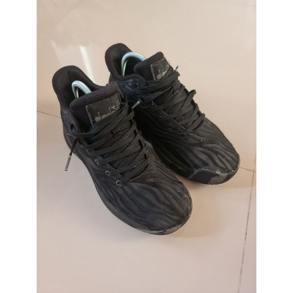 Sepatu Anak Pria Diadora High Hitam Black Kondisi bekas / second Size : 38 Insole : 23.5 Masih bagus