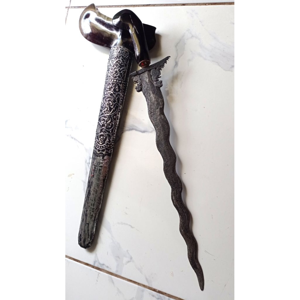 keris Putut kembar warangka ukir logam kinatah