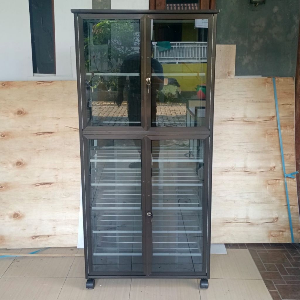 Rak Sepatu Tas dan Helm