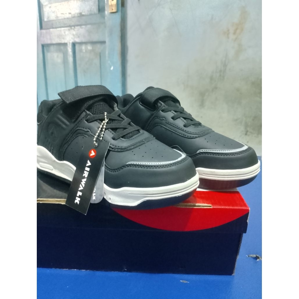 sepatu sekolah anak size 34 airwalk