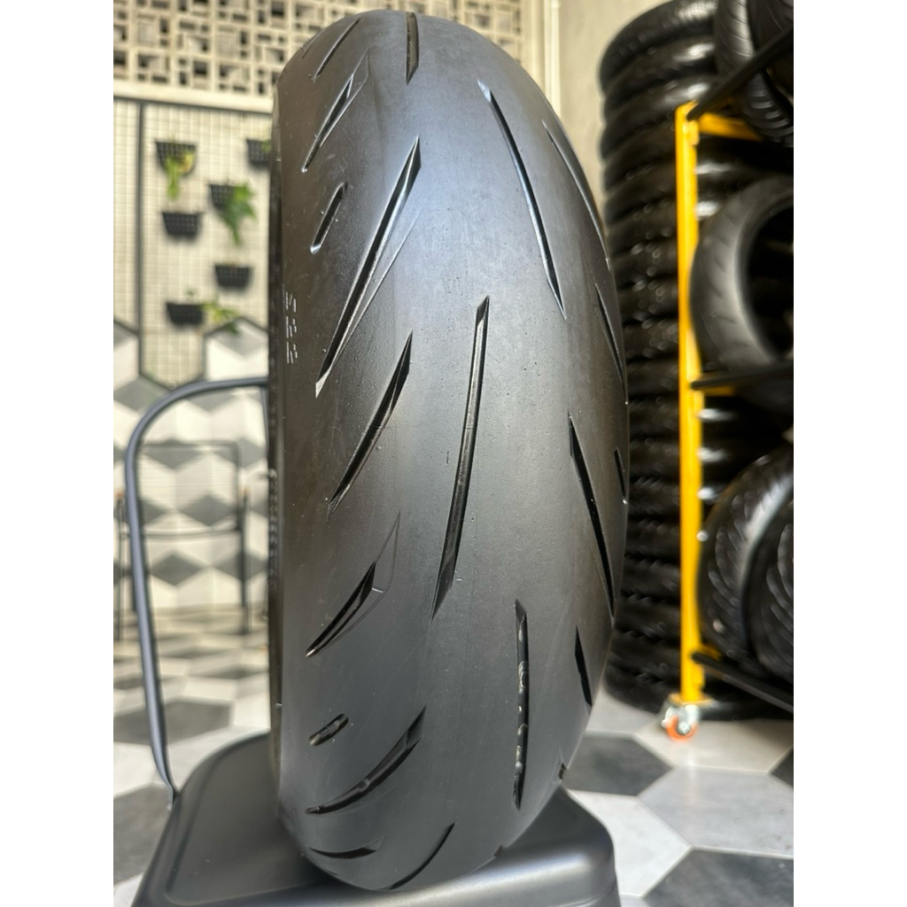 A BATTLAX HYPERSPORT S22 160/60-17