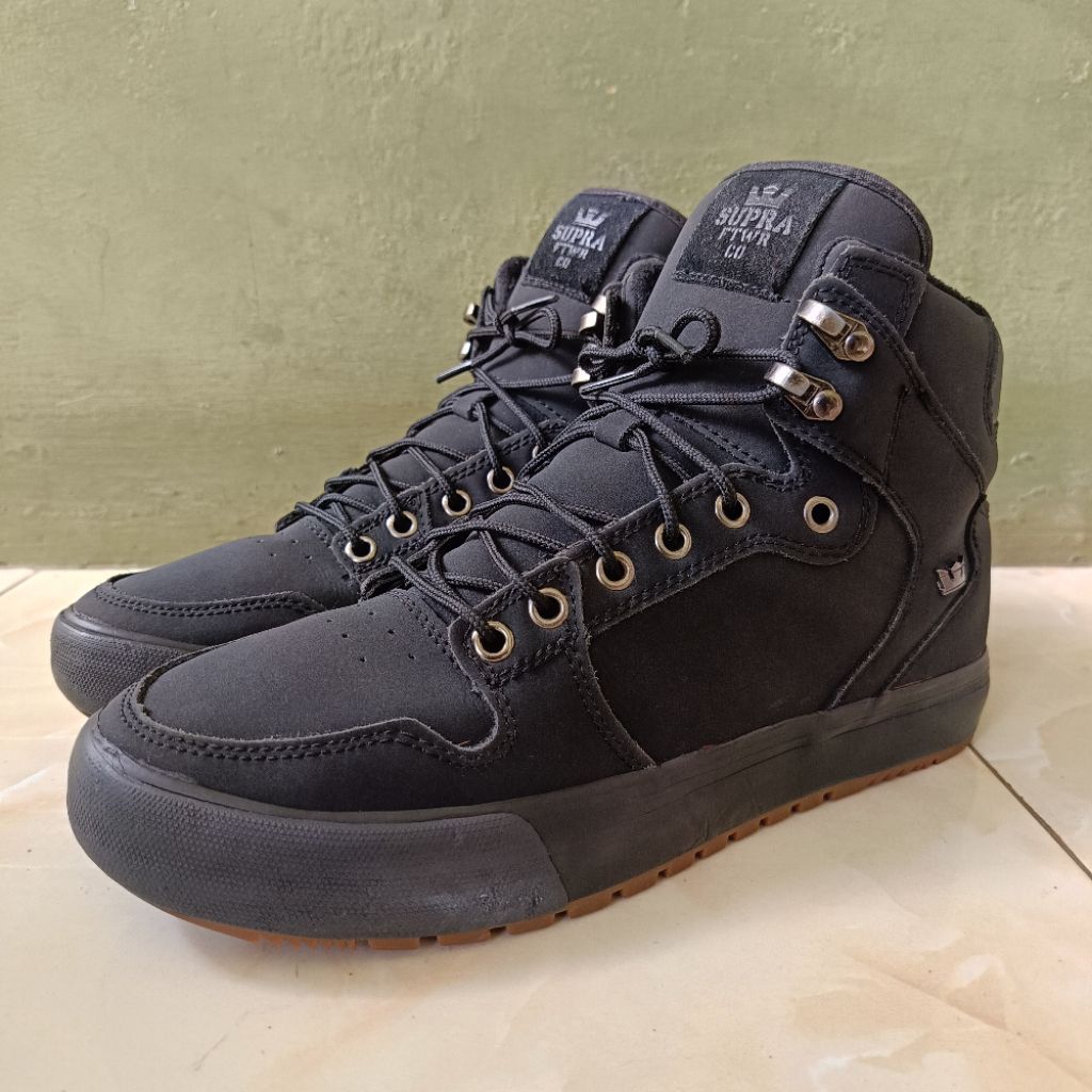 SEPATU SUPRA VAIDER MID ALL BLACK SNEAKERS