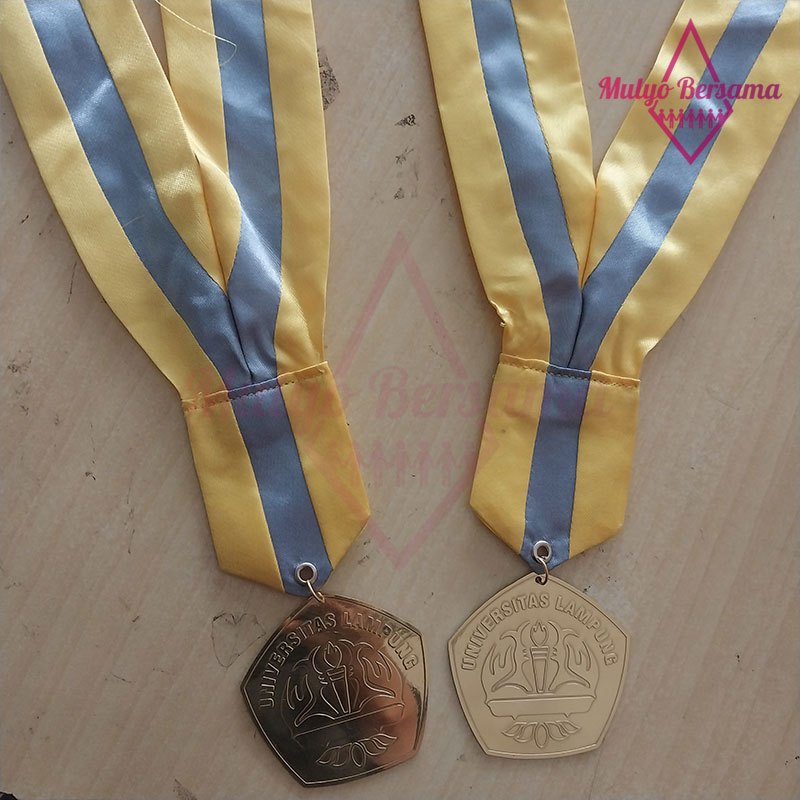 Medali Kelulusan Warna Gold Universitas Lampung Medali Wisuda Logo Universitas Lampung - Mulyo Bersa