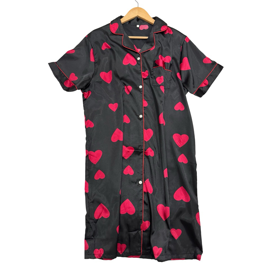 Daster Satin Wanita Motif Love Hitam Merah – Baju Tidur Wanita Kancing Depan Adem & Elegan