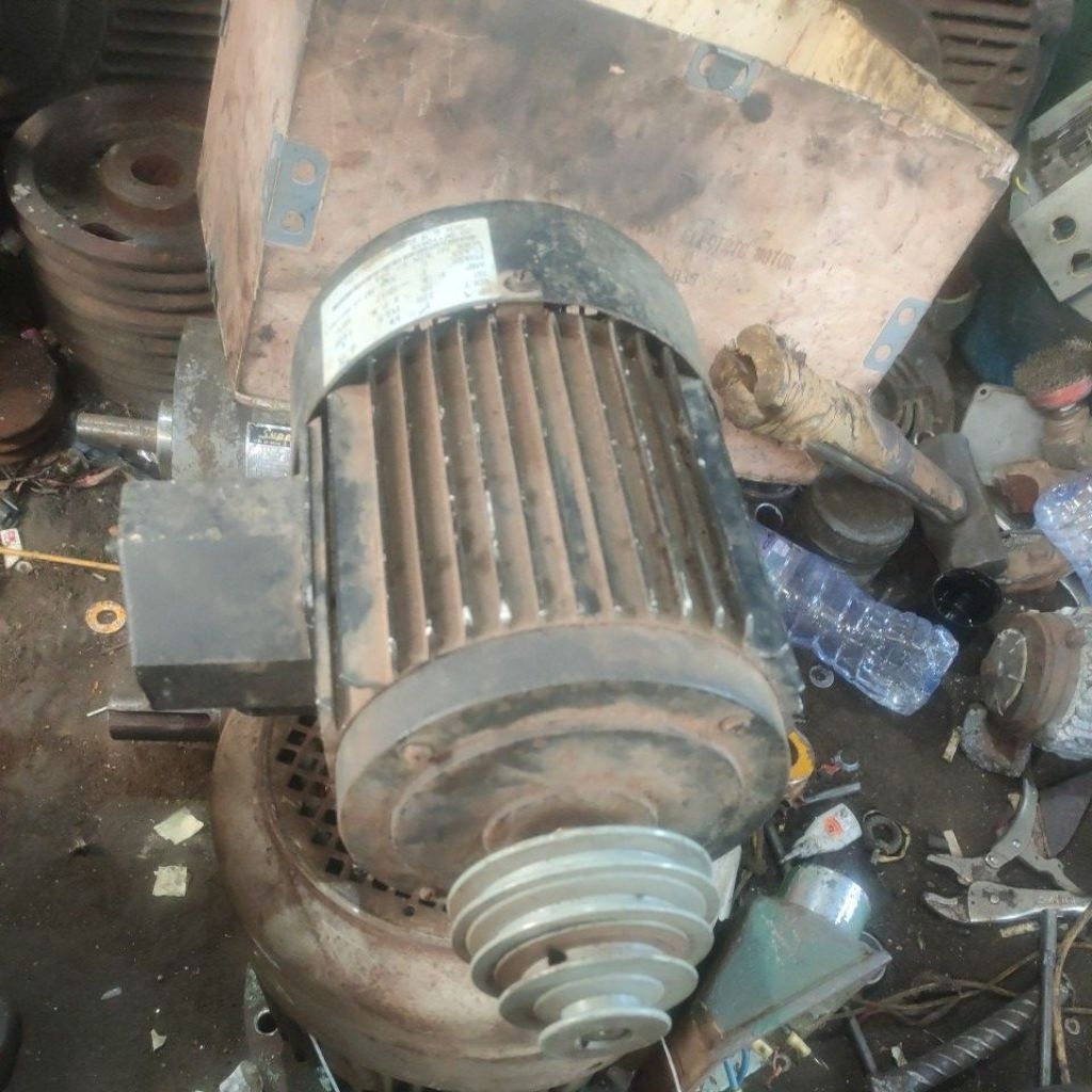 DINAMO 1 HP 1 PHASE MERK JEPANG LENGKAP PULLY KONDISI BEKAS