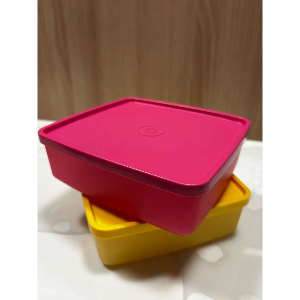 Tupperware- Large square away 660ml