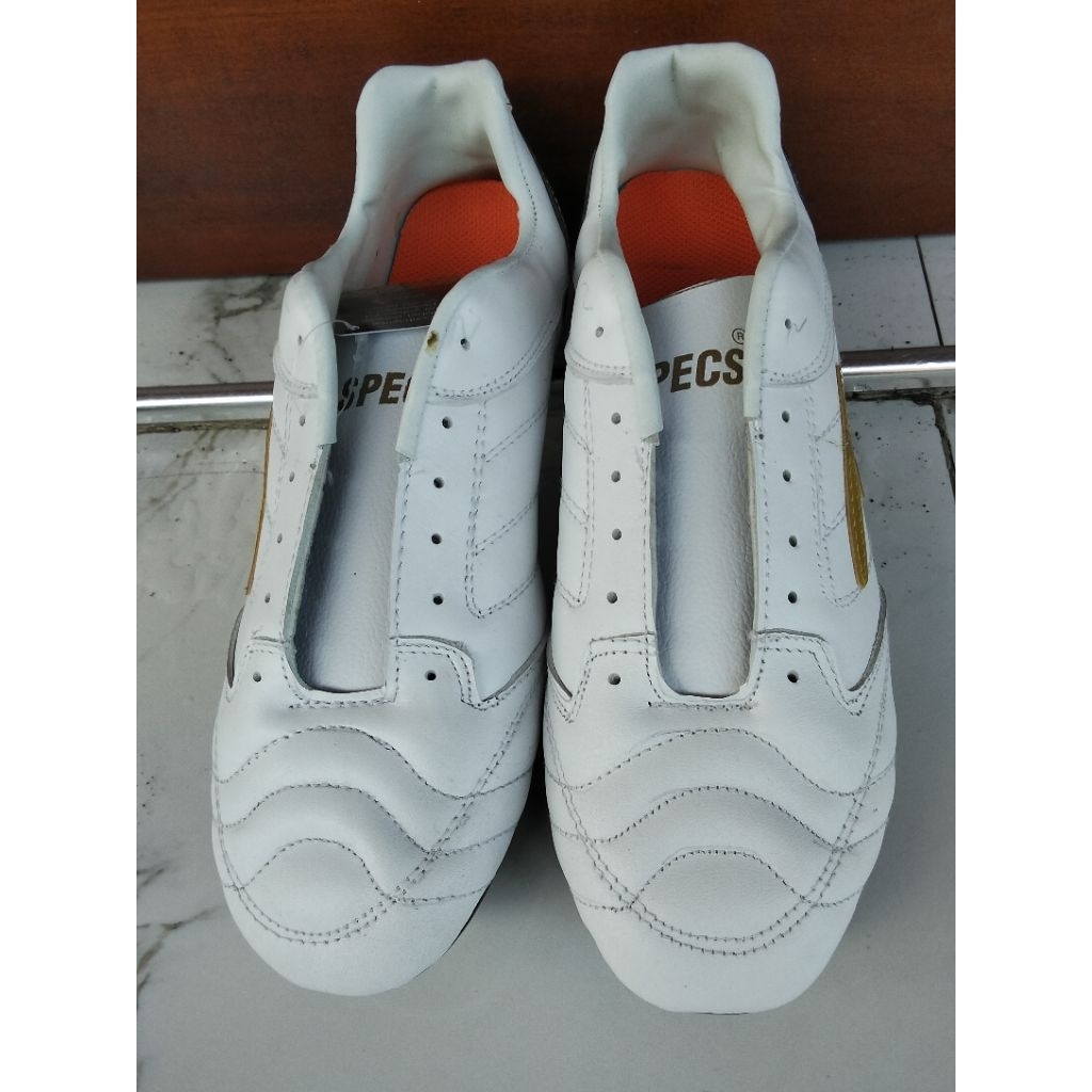 sepatu bola pull besi Putih gold kulit sapi asli 100 persen