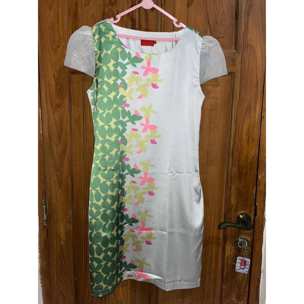 [PRELOVED] ELLE Dress Wanita Silver Motif Floral / Gaun Pesta Vintage Lengan Pendek