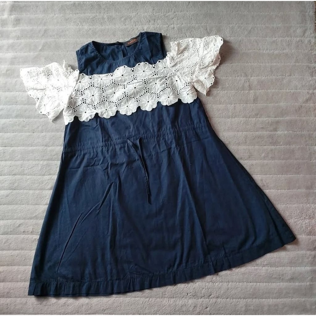 Midi Dress dengan Renda Warna Navy by Moscato