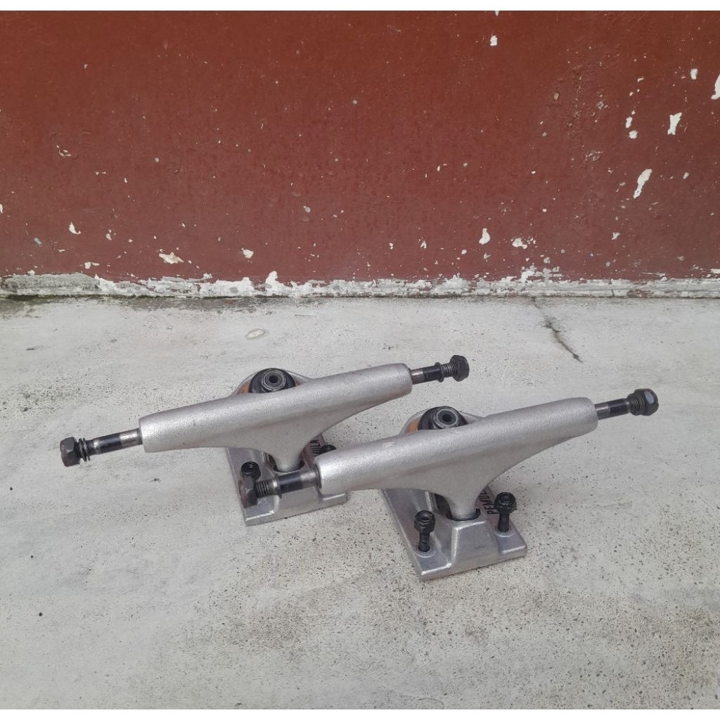 Skateboard Truck Puppets Pemula + boltnuts second / bekas