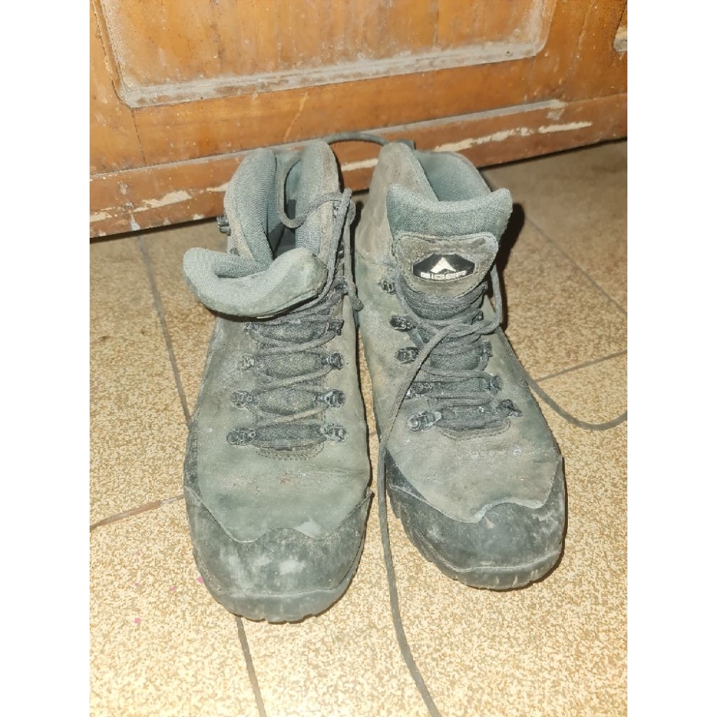 sepatu gunung eiger plum