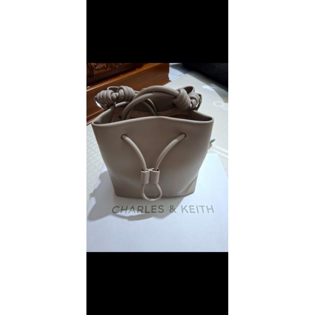 Tas Charles & Keith Leia bucket Bag
