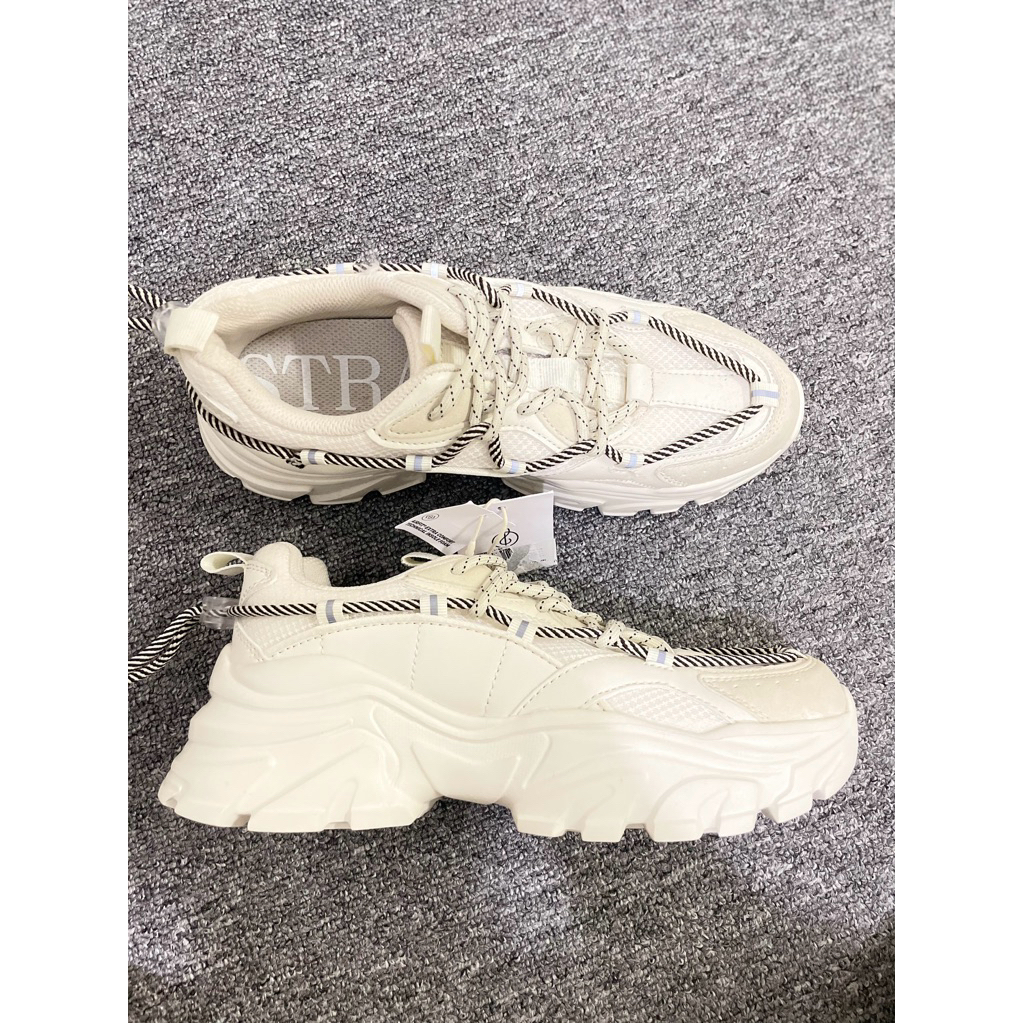 STRADIVARIUS SHOES & HOKA