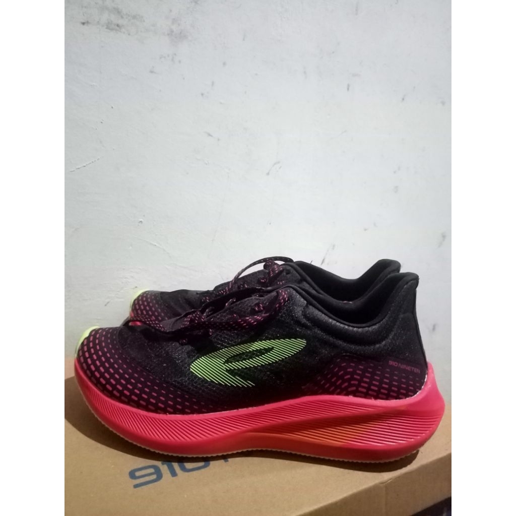 SEPATU LARI/RUNNING 910 HAZE 1.5 UK 41