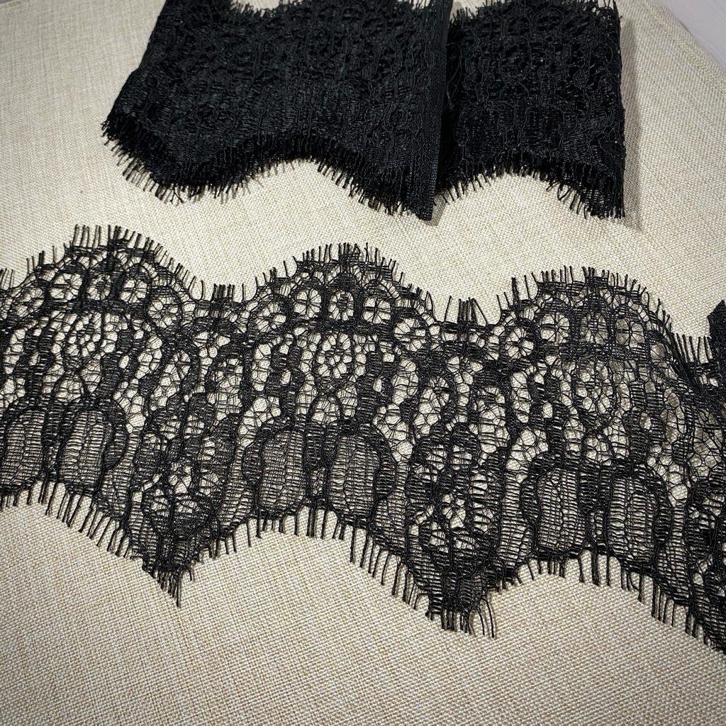 Renda kumis hitam panjang 1,5 cm,renda hias hitam lebar -+ 10 cm untuk renda pinggiran
