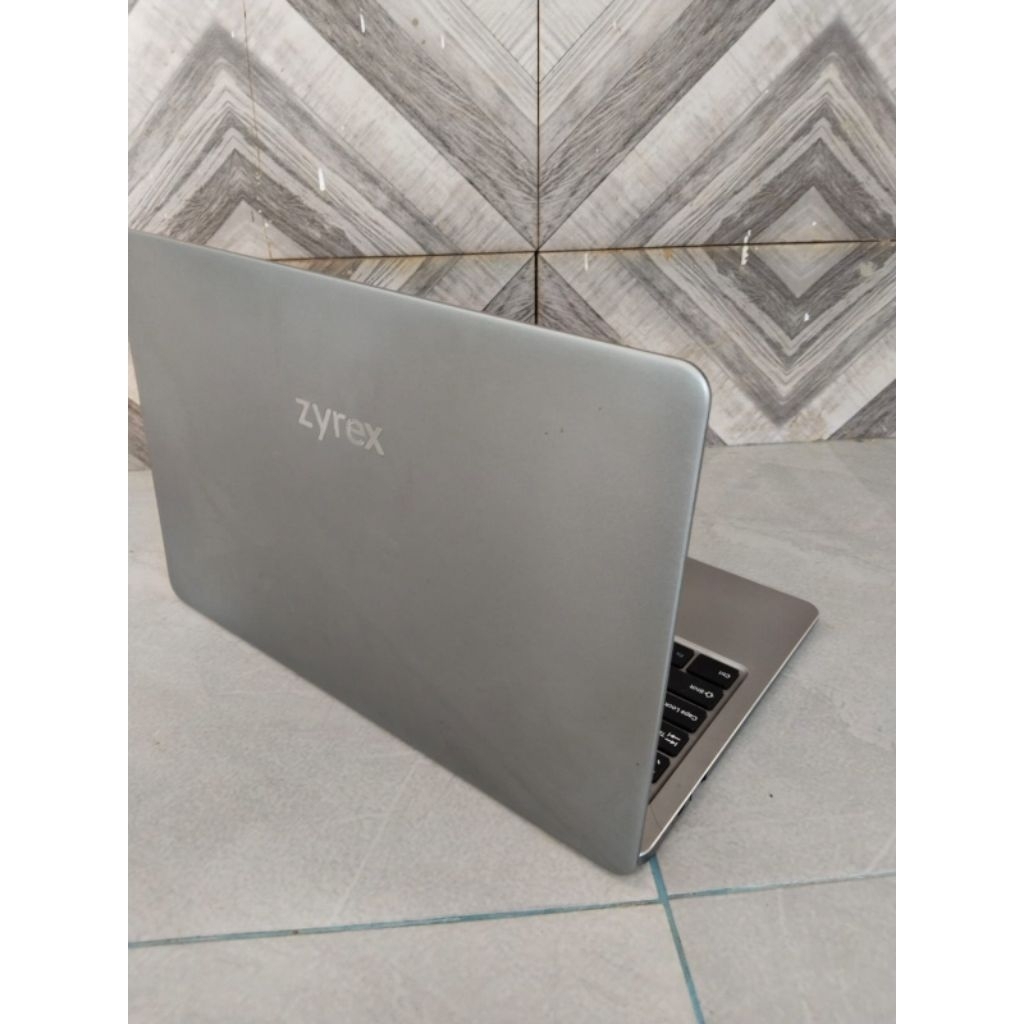 Laptop zyrex NB sky 323x