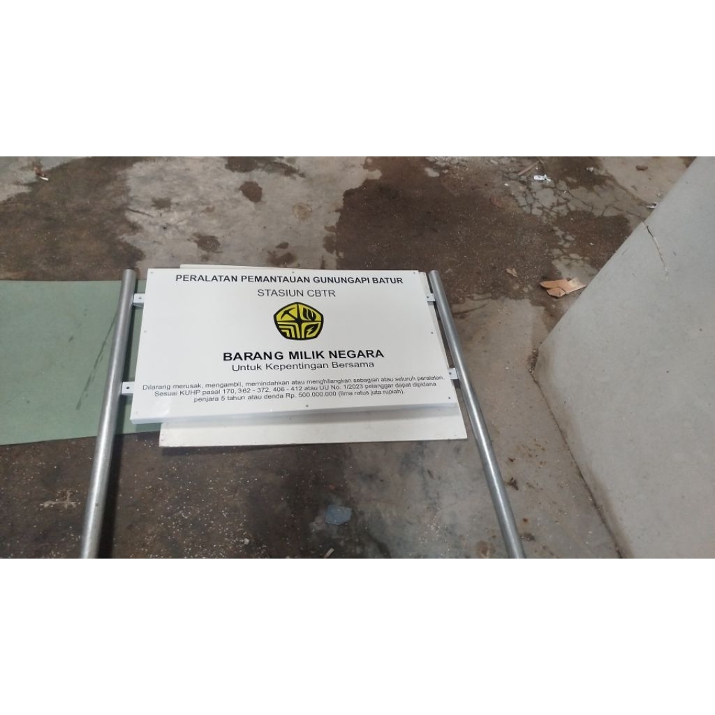 papan plang nama akrilik + tiang besi