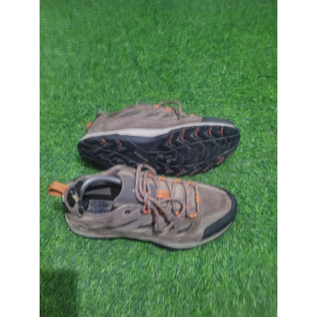 sepatu outdoor colombia size 42