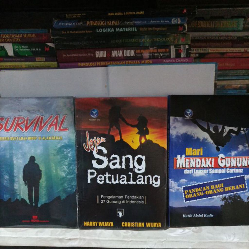Buku survival teknik bertahan hidup di alam bebas/jejak sang petualang/rekam jejak pendakian 44 gunu