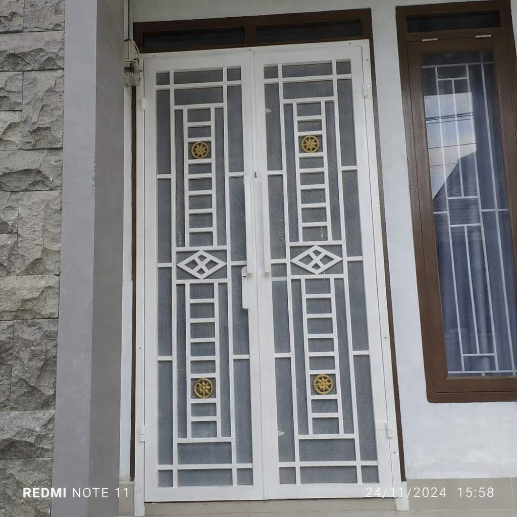 Tralis Pintu Rumah Minimalis warna putih