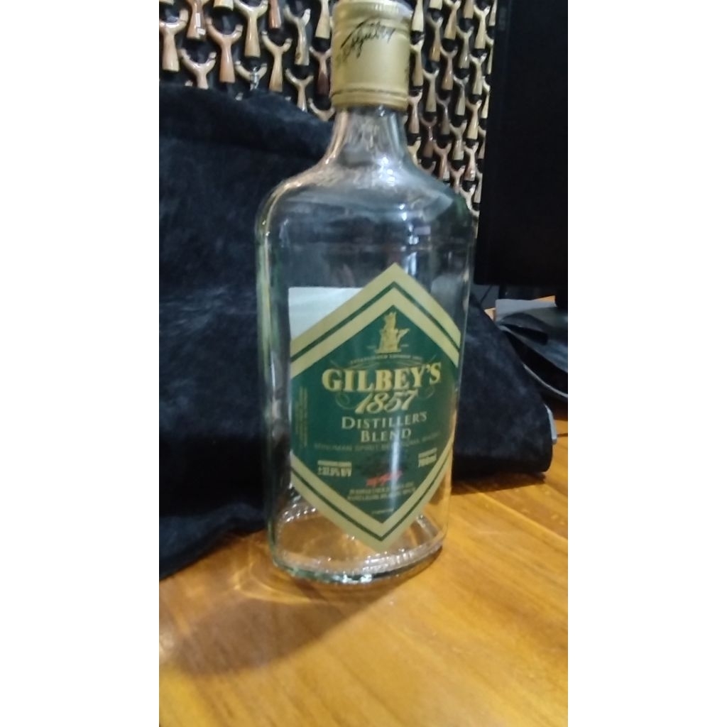 Botol GILBEYS whiskey mulus termasuk tutup