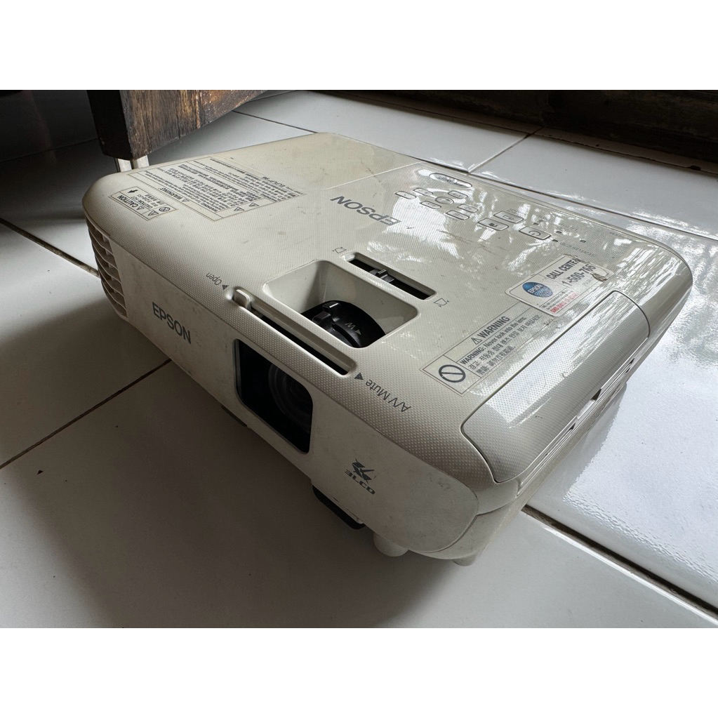 LCD PROYEKTOR EPSON EB-W05