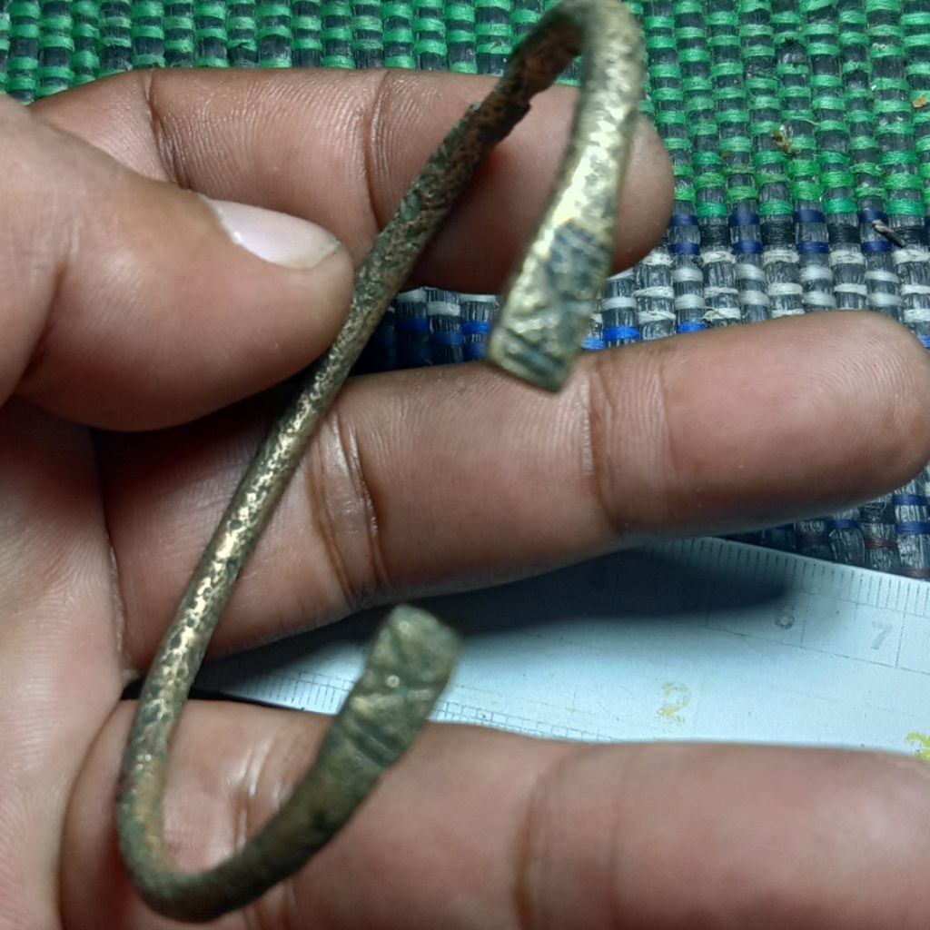 gelang perunggu kabudan temuan