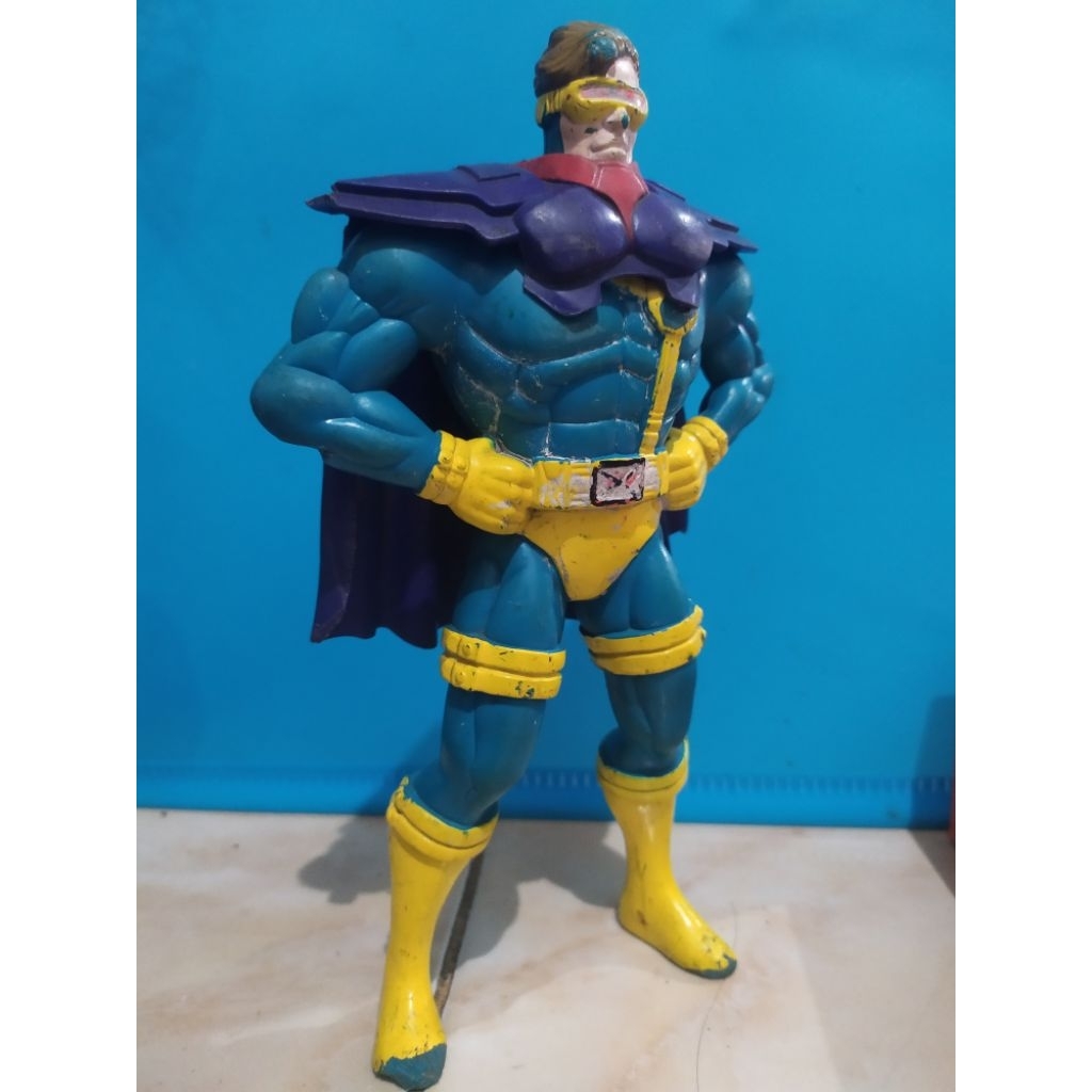 action figure Cyclops dari seri X-Men.