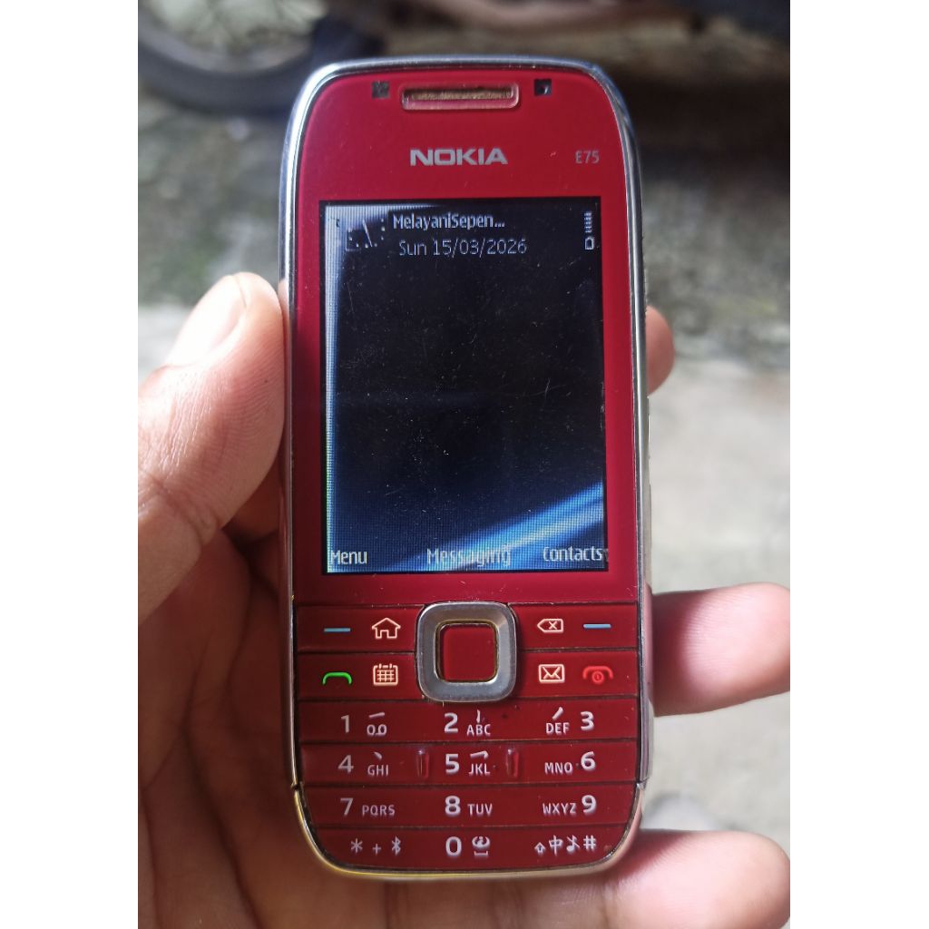 Nokia E75 nyala normal