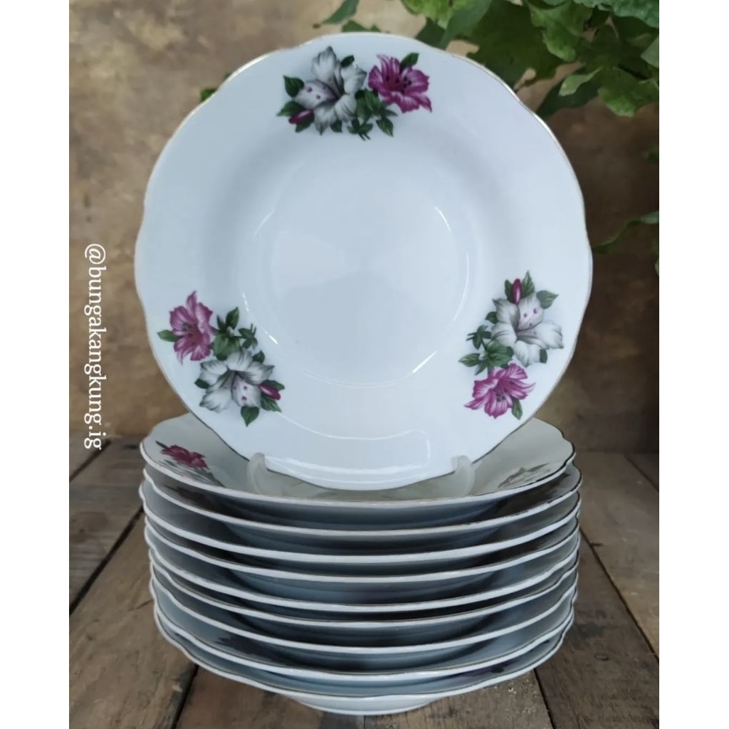 Piring makan bunga kangkung