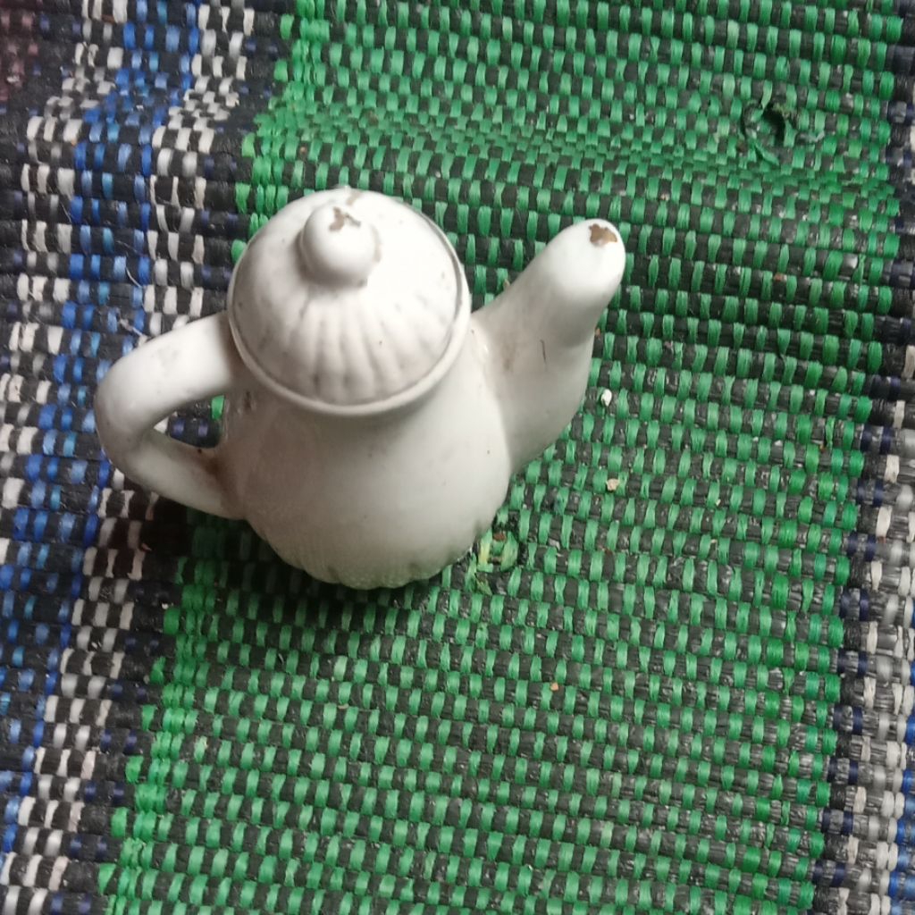 keramik pajangan teko putih