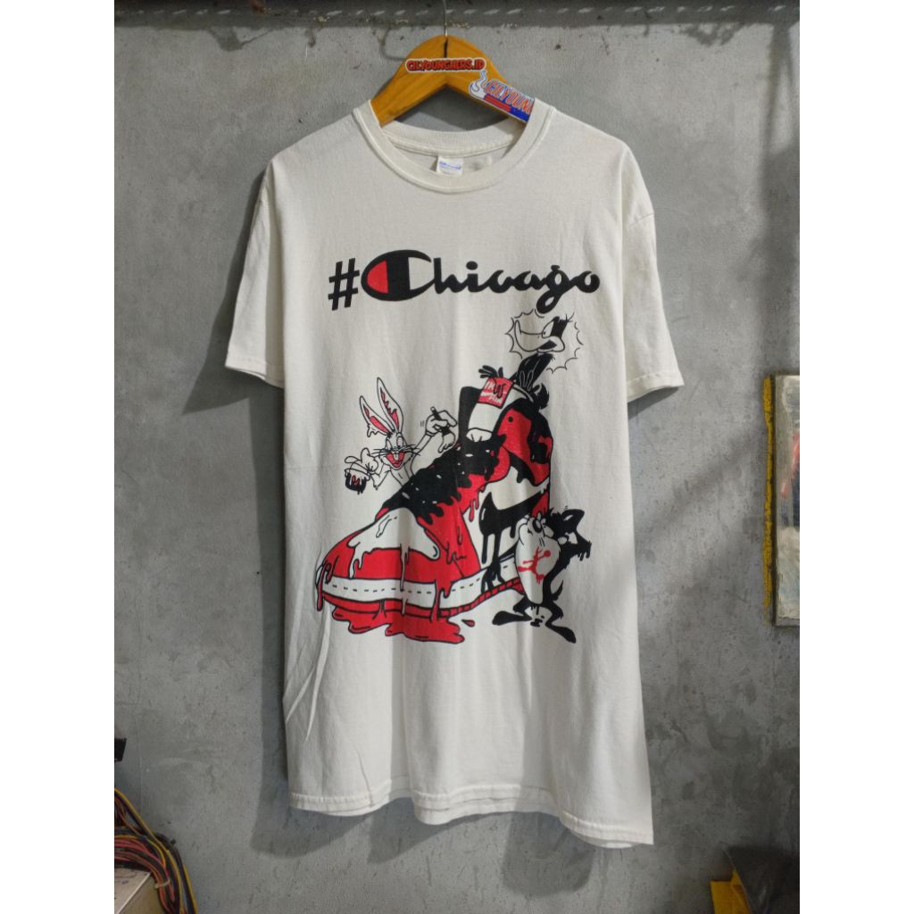 GILDAN - AJ 1 CHICAGO x LOONEY TOONS graphic tee