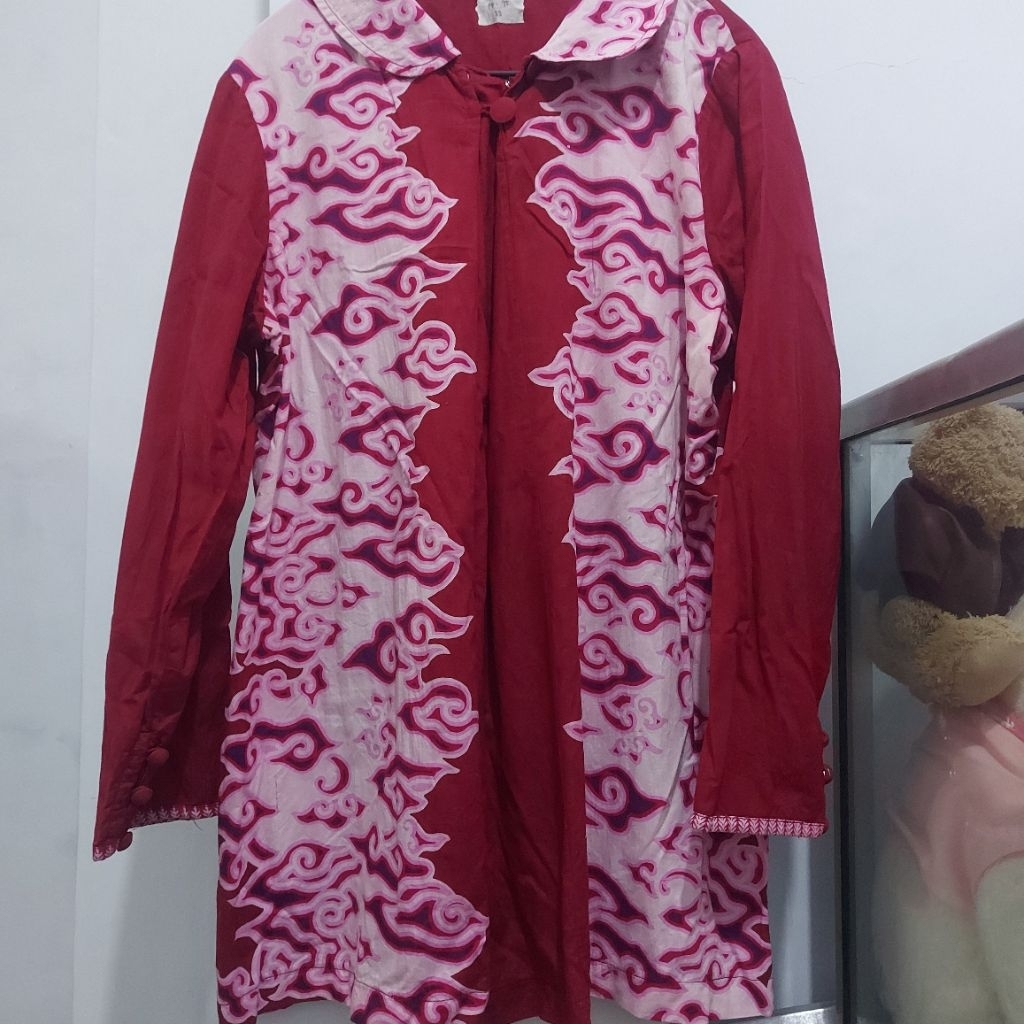 Atasan Blouse Wanita Dewasa Motif Batik Klasik Cirebonan Mega Mendung Warna Maroon Cantik dan Elegan