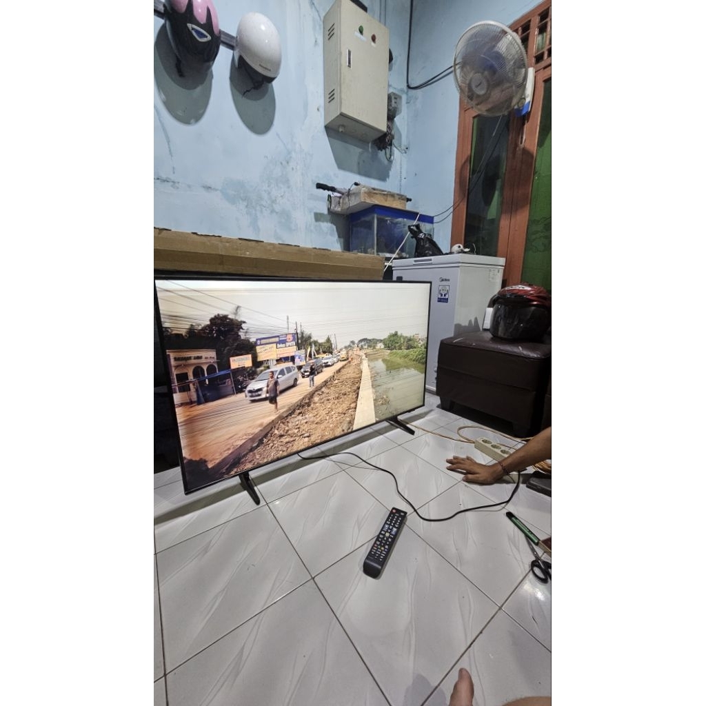 Preloved - Smart TV Samsung 50in AU8000 - Layar Minus