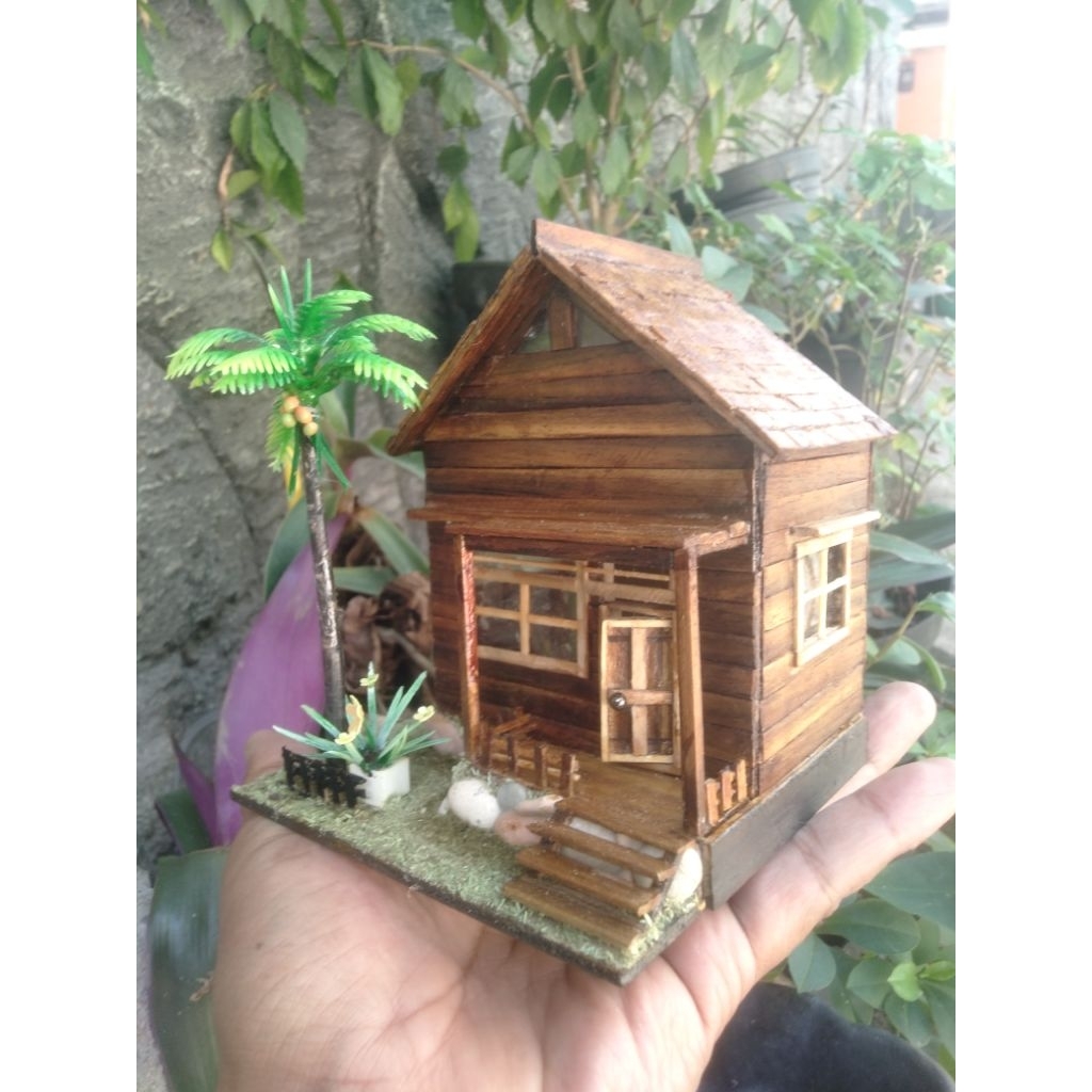 Miniatur rumah kayu berbahan kayu jati
