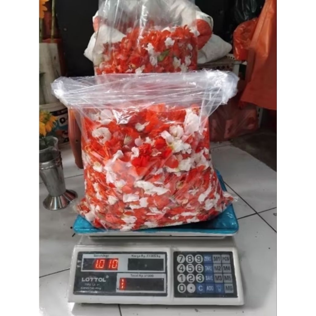 ( Beli 2 Gratis air mawar) 1 Kilo Bunga Tabur Pihong / Bunga Pacar/ Tabur Makam 1000Gram